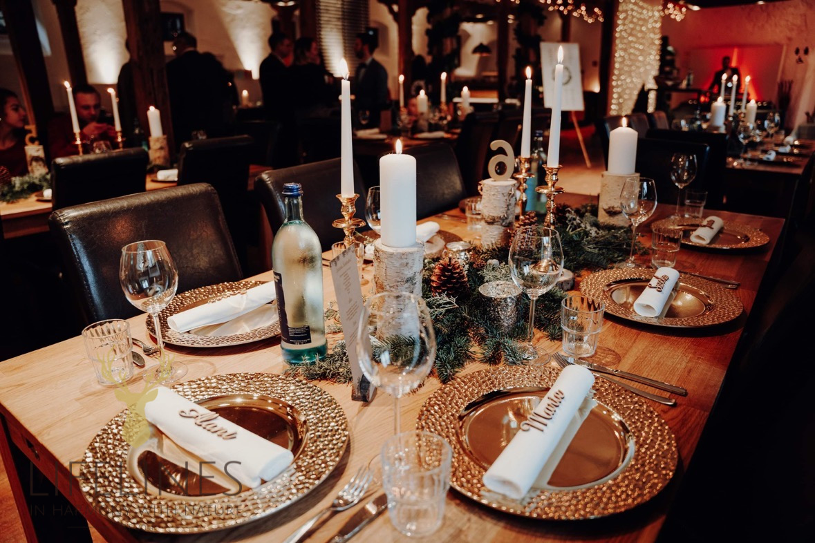 Holznanamen Hochzeitstisch mit Kerzen, Tellern, Dekoration und Holznamen als Platzschilder