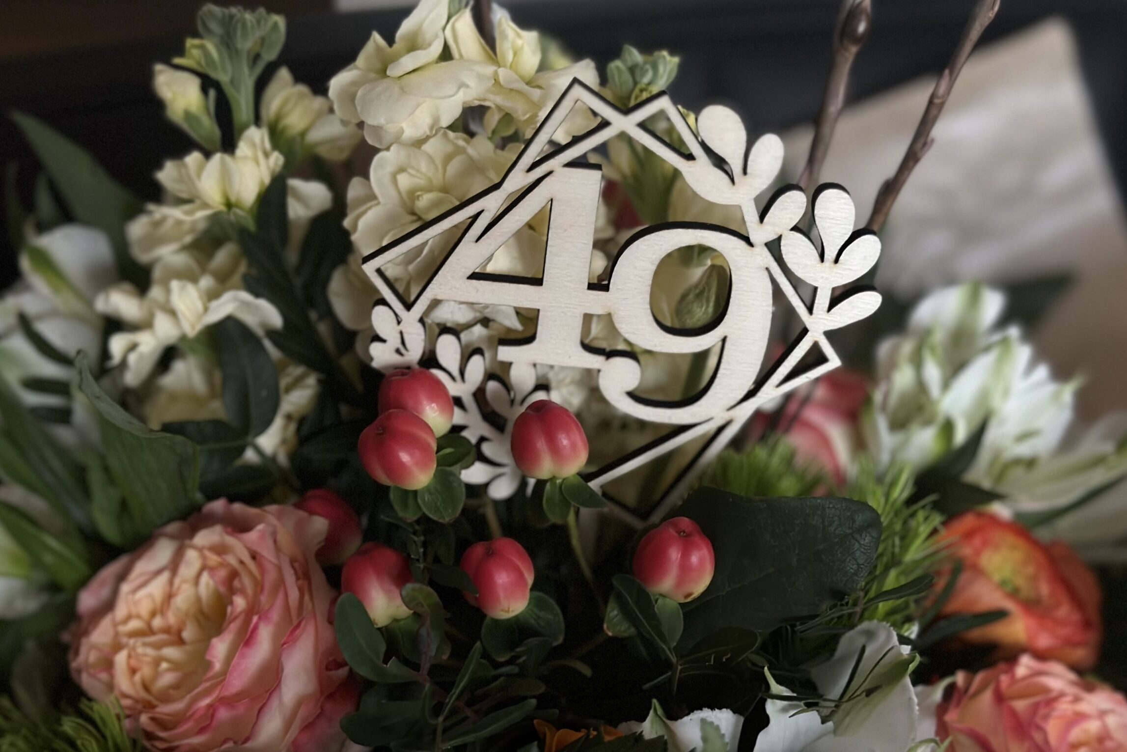 Zahl 49 als Caketopper im Blumenstrauß