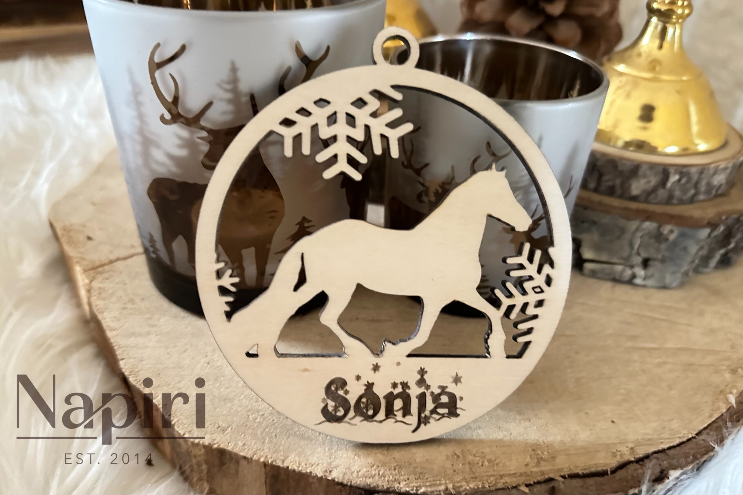 Laser geschnittene Weihnachtskugel mit Namen und Pferd