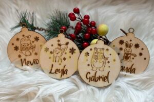 Personalisierte Weihnachtskugeln mit süßen Tiermotiven