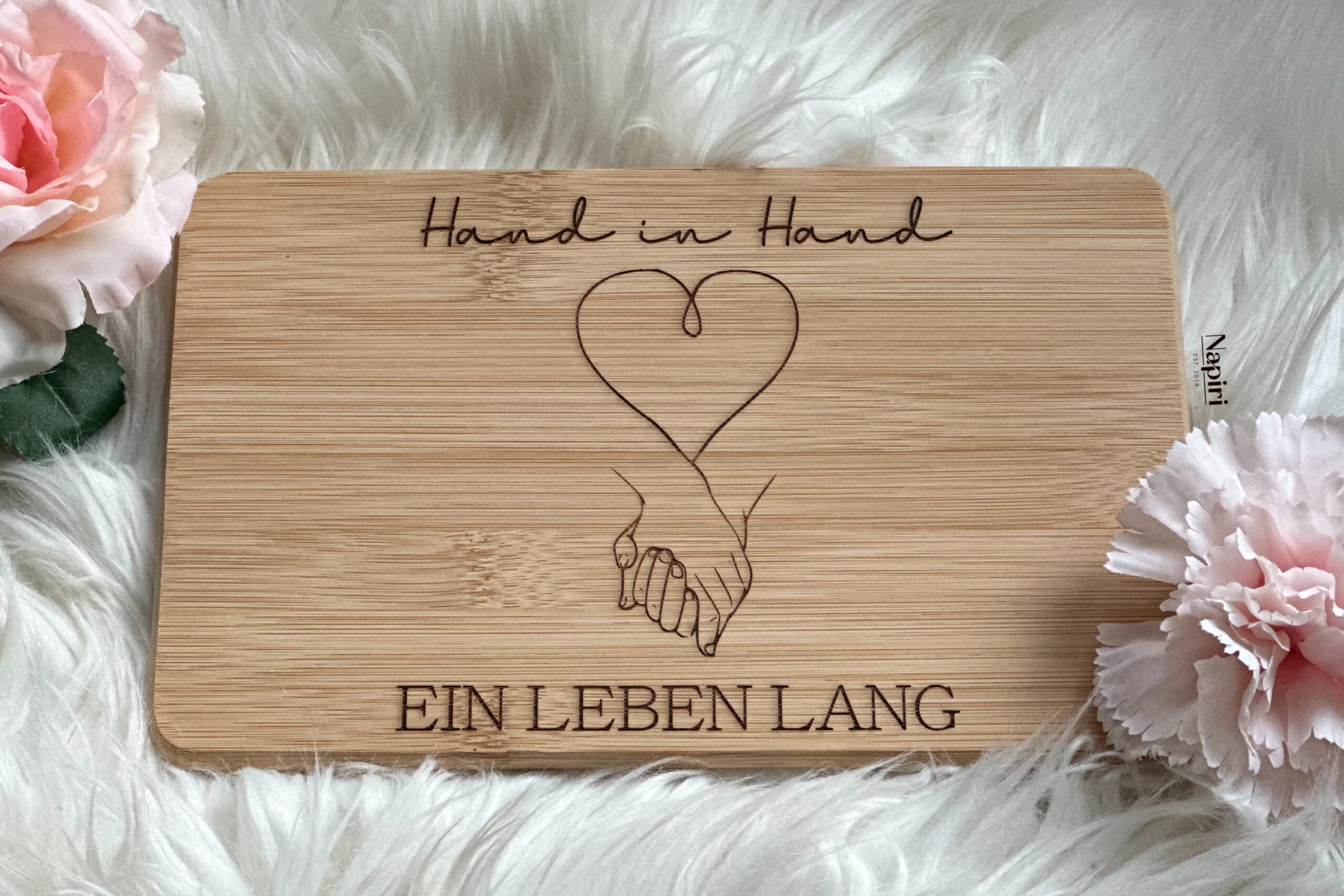 Brettchen mit Aufschrift Hand in Hand, ein Leben lang